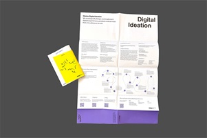Gefaltetes Plakat mit Überblick zum Studiengang ‘Master Digital Ideation’ neben einem gelben Booklet – Übersicht zu Curriculum, Inhalten und Zielen.