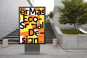 Leuchtend orange-gelbes Plakat mit großem Schriftzug ‚Master Eco-Social Design‘ in einer digitalen Werbetafel im Stadtraum.