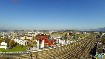 Regelmässig fahren vom Bahnhof Rotkreuz Züge nach Zug, Zürich und Luzern. (Bild: Hochschule Luzern)