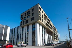 In diesem bereits bestehenden Gebäude auf dem Suurstoffi-Areal wird das Departement Informatik Platz finden, bis der Neubau bezugsbereit ist. (Bild: Hochschule Luzern)