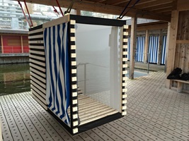 Die «sunbedbox» in der Seebadi Luzern mit der Fassade aus Fichtenlatten.
