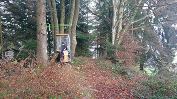 Dieser Aerospace besteht aus einer Seilkonstruktion mit Holzplatten und Duschvorhang. 