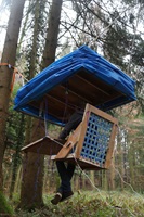 «Losing feet» aus Holz und Einkaufstaschen im Gigeliwald.