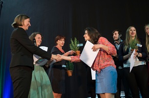 Direktorin Gabriela Christen überreicht die Diplome an die Absolventinnen und Absolventen.