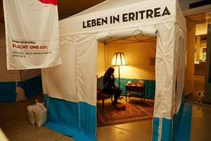 Was es heisst, in Eritrea zu leben, wird im zweiten Zelt veranschaulicht. (Emanuel Ammon)