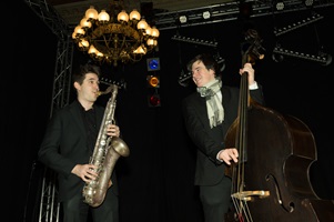 Musikalisch umrahmt wurde die Diplomfeier durch das Jazzduo Bechtold Traxel.