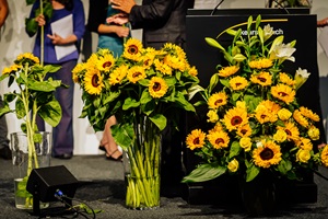 Alle Absolventinnen und Absolventen durften eine Sonnenblume mit nach Hause nehmen. 