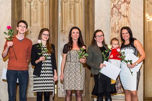 Geschafft! Zum Diplom erhielten alle Absolventinnen und Absolventen zusätzlich eine Rose. (Bild: Ingo Höhn)