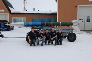 Mitglieder des CEMIOS-Team posieren vor der Rakete. (Foto: Carlos Komotar)