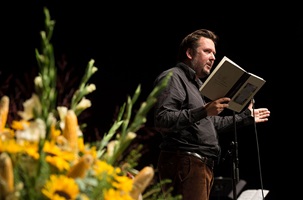 Der Thuner Autor, Filmer und Theatermacher Matto Kämpf unterhält das Publikum mit einer Lesung.