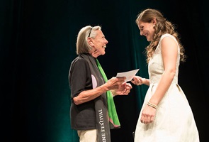 Diplomandin Noelle Egli nimmt den Strebi-Gedenkpreis von Stifterin Ursula Jones-Strebi entgegen.