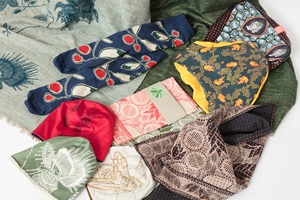 Die Textildesign-Studierenden kreierten zahlreiche Indiennes-Produkte fürs MahN. Bild: Andri Stadler