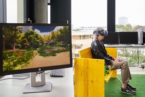 Eine Besucherin taucht in den Virtual-Reality-Park ein.