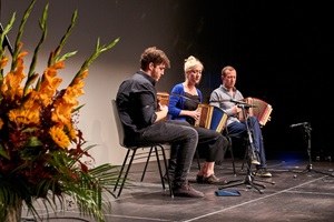 Schwyzerörgeli-Trio Kristina Brunner, Florian Gass (r.) und Dominik Flückiger (l.) (Bild: Ingo Höhn)