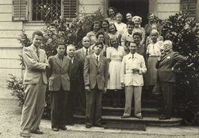 Carl Flesch (r.) mit seiner Meisterklasse 1944, in der Mitte steht der junge Hansheinz Schneeberger (5.v.l.). (Privatbesitz Hansheinz Schneeberger, Basel, Foto: Jean Schneider)