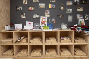 Bild 1: Lernwelten für geflüchtete Kinder im Zentrum für Asylsuchende Biberhof. Eine Box für jedes Kind, die es selber zusammenbauen kann. Foto: Priska Ketterer