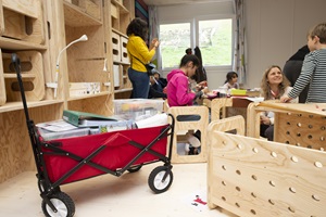 Bild 2: Lernwelten für geflüchtete Kinder im Zentrum für Asylsuchende Biberhof, mit Lern- und Spielwagen von Save the Children. Foto: Priska Ketterer