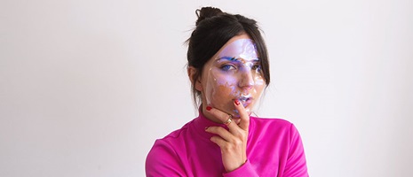 Paula Caviezls Masken (Bachelor Objektdesign) sollen die Träger vor Gesichtserkennungs-Programmen schützen. Bild: Samira Eugster