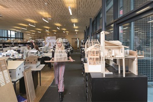 Eine Studentin mit ihrem Modell im Innenarchitektur-Atelier
