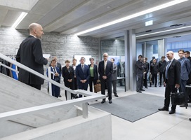 Valentin Gloor, Direktor des Departements Musik der Hochschule Luzern, begrüsst den Bundesrat. (Bild: HSLU / Priska Ketterer)