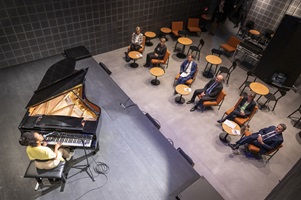 Jazz-Studentin Maïka Joy Nimi im Club Knox der Hochschule Luzern. (Bild: HSLU / Priska Ketterer)