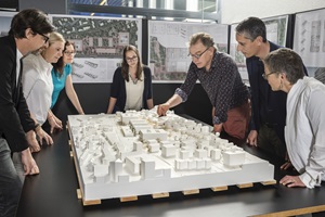 Urs Rieder zeigt einer Gruppe das Modell des neuen Campus Horw.