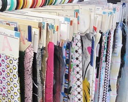 Das Textilarchiv «Silk memory» umfasst zahlreiche Stoffe der ehemaligen Seidenweberei Weisbrod-Zürrer.