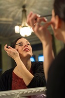 Für einen bühnenreifen Auftritt wählt Nuria Richner ein ausdrucksstarkes Make-up.