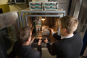 Klaus Kreher und Gil Schwegler (rechts) kontrollieren den auf Glas geklebten Stahlhalter im Klimaschrank. (Bild: Angel Sanchez)