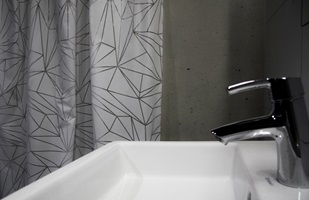Ein Hersteller von Bad-Accessoires setzte einen Entwurf bei einem Duschvorhang ein. (Bild: zVg)