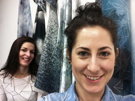 Die beiden Studentinnen Emanuela Zambon (vorne) und Cornelia Stahl vor Mustern aus ihrer Kollektion «Phyllit». (Bild: zVg)