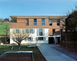Erweiterung zum Dreifamilienhaus in Unterägeri. (Bild: aardeplan Architekten, Baar)