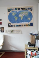 Weltkarte im Zimmer: Die ganze Welt nach Luzern mitgenommen.