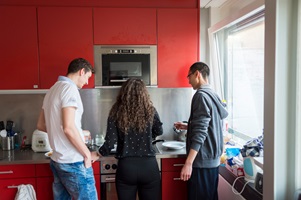Valentin hilft Albina und Jiang beim Kochen