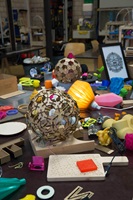 Auf einem grossen Tisch im FabLab ist eine bunte Auswahl an Gegenständen zu sehen, die im FabLab produziert wurden. (Bild: Daniel von Känel)