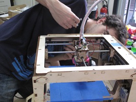 Ein FabLab-Nutzer baut einen eigenen 3D-Drucker. (Bild: FabLab)