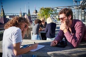 Blick auf die grosse Terrasse im Gebäude an der Zentralstrasse 9 des Campus Luzern Bahnhof.