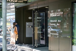 Der Eingang des Gebäudes an der Zentralstrasse 9 des Campus Luzern Bahnhof befindet sich direkt am Bahnhof.