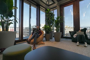 In den Stockwerken drei bis fünf gibt es viel Platz zum lernen, sich austauschen und verweilen.