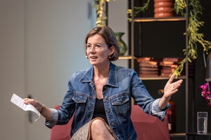 Barbara Bader an Podiumsdiskussion