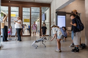 Menschen mit Roboter im Eingangsbereich