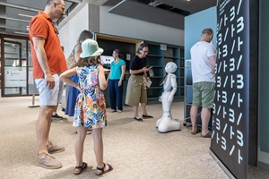 Besuchende sprechen mit Roboter