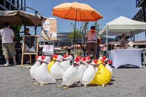 Aufblasbare Enten vor Essstand