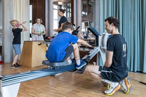 Kind an Ruder-Ergometer