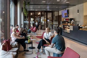 Besuchende in der Cafeteria