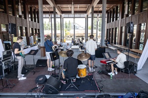 Band im Aussenraum