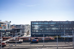 Das Gebäude «Perron» des Campus Luzern Bahnhof ist von den Gleisen bequem über die Passerelle Frohburgsteg erreichbar.