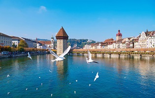 Die klassische Schönheit der Stadt Luzern verbindet Alt- und Neustadt: Die weltberühmte Kapellbrücke.