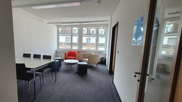 Im Smart-up Hub im Zwischengeschoss findest du weitere Arbeitsplätze sowie Informationsmaterialien.