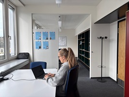 Im Smart-up Hub im Zwischengeschoss findest du weitere Arbeitsplätze sowie Informationsmaterialien.